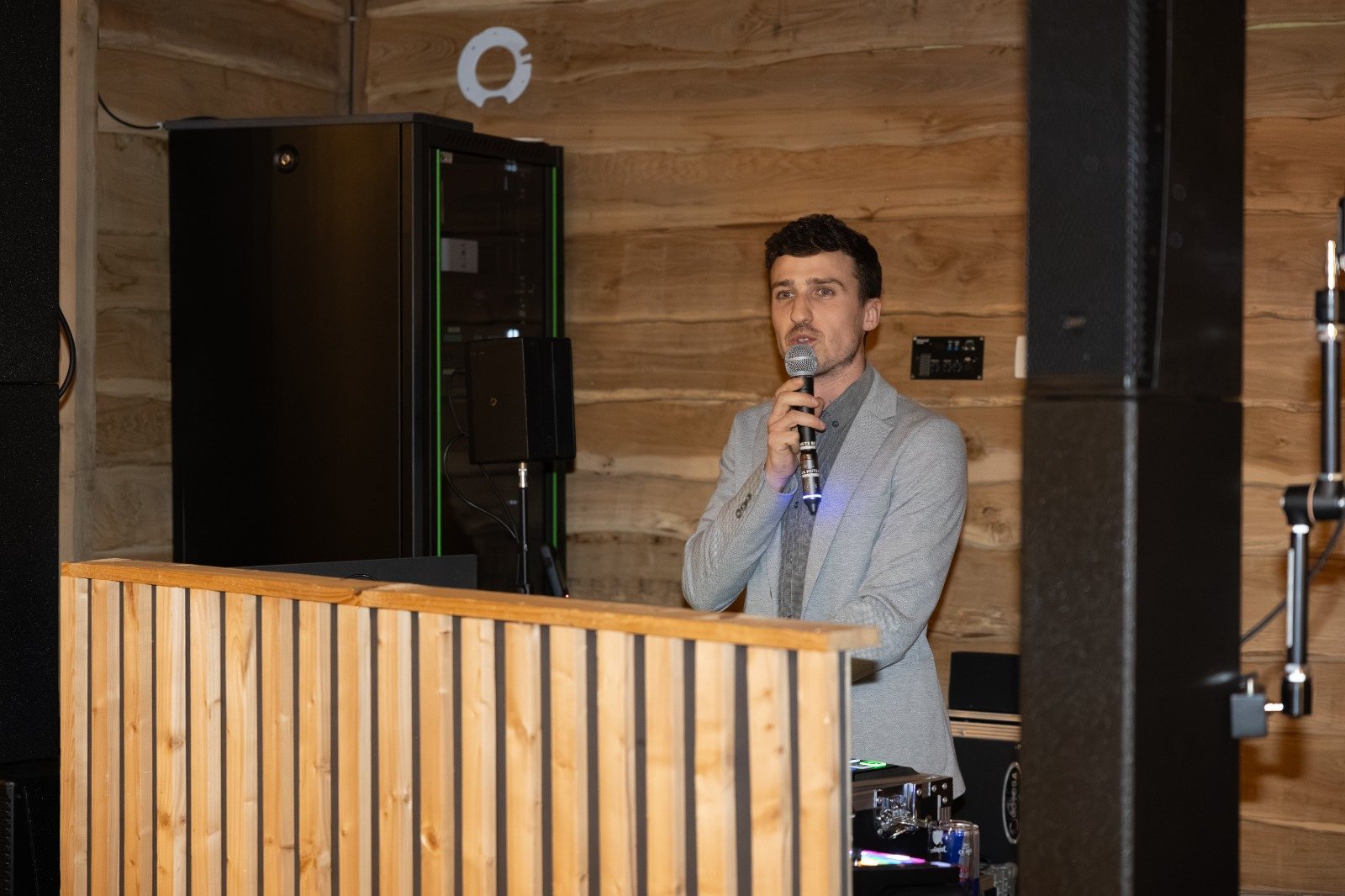 Mathis en veste, micro en main, derrière sa régie DJ lors d’une soirée de mariage