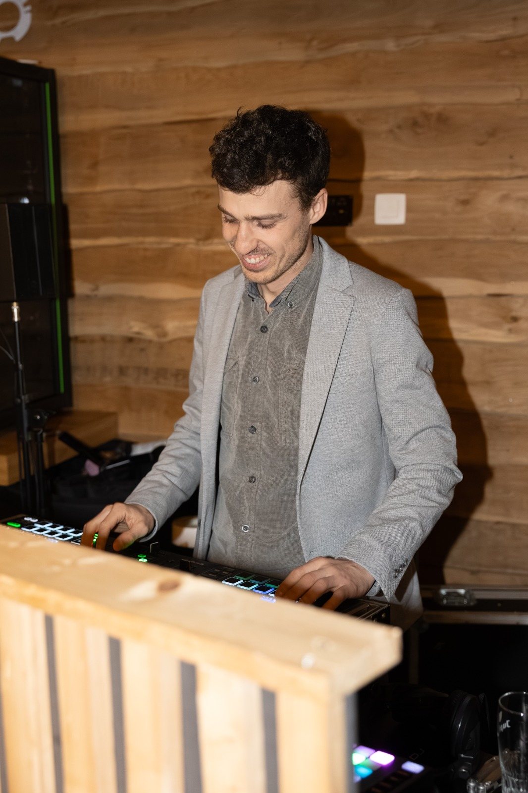 Mathis en veste grise aux platines