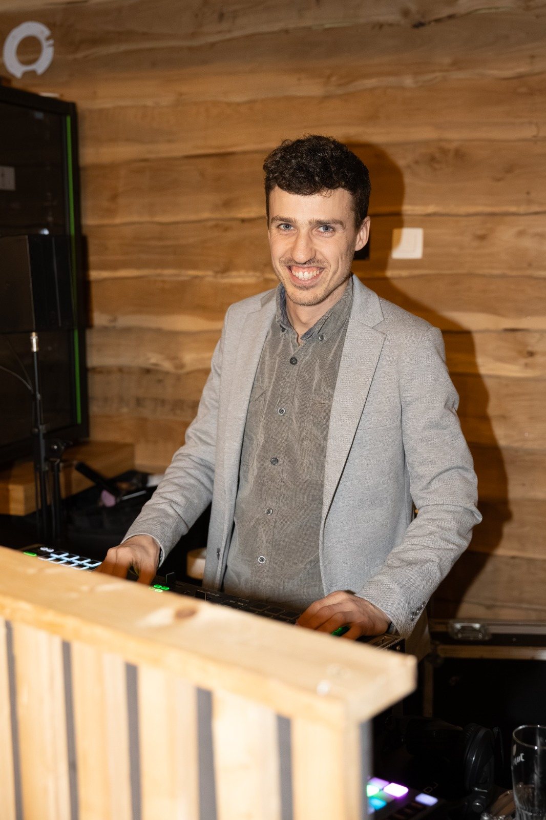 Mathis sourit derrière ses platines