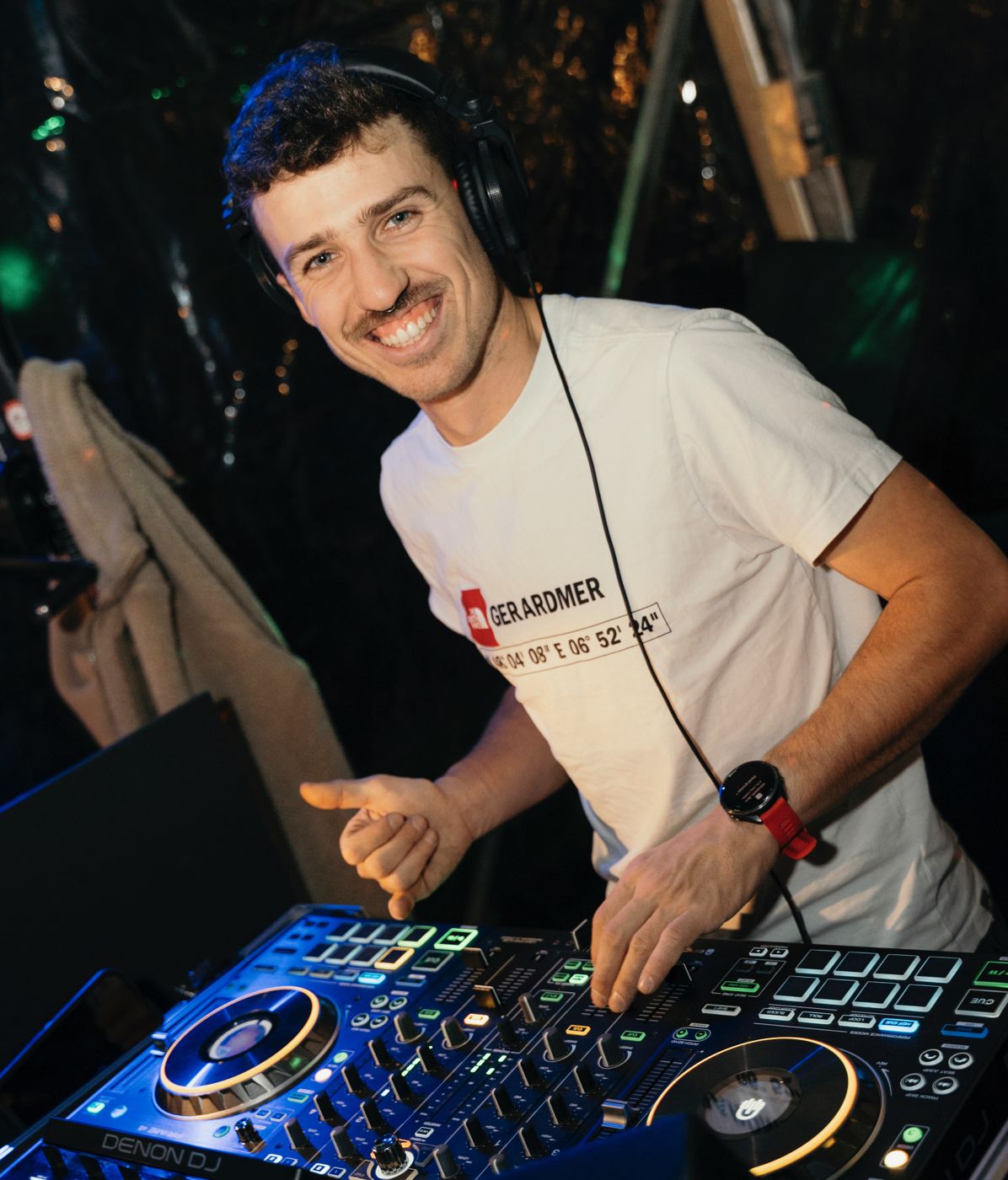 Mathis aux platines, casque sur les oreilles, sourire aux lèvres
