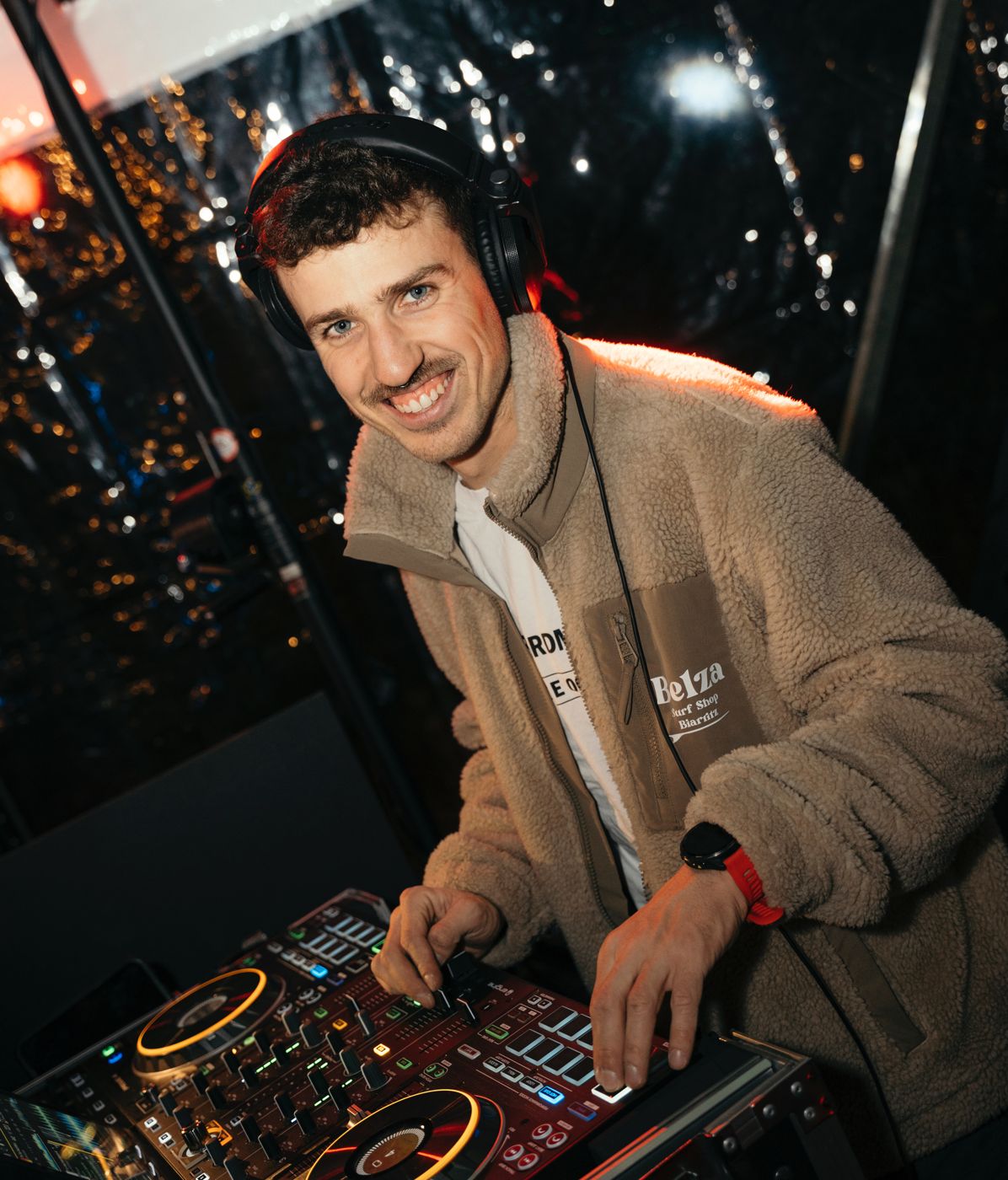Mathis aux platines sous les lumières