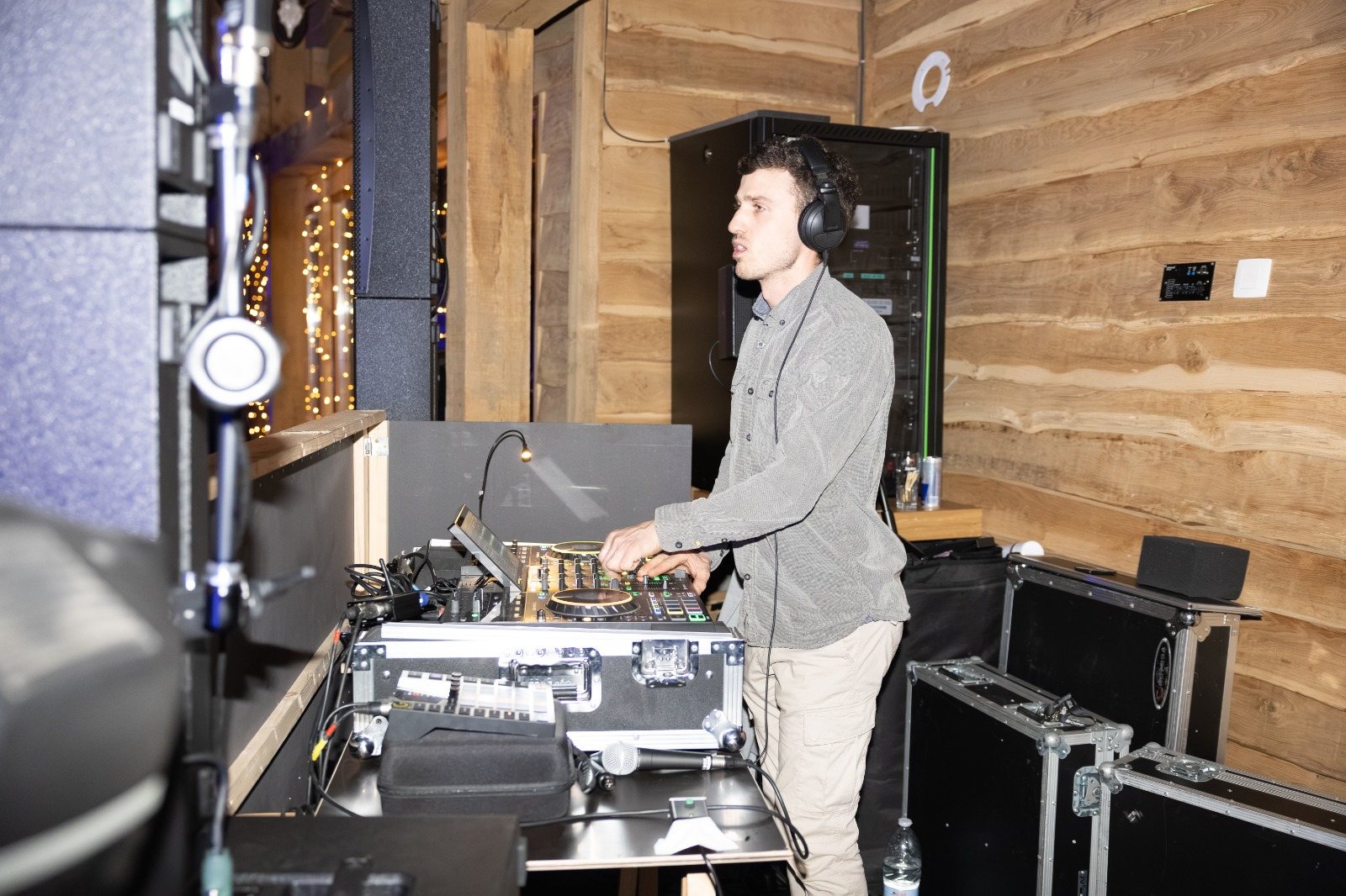 Mathis, casque sur les oreilles, derrière sa régie DJ dans une salle de la région