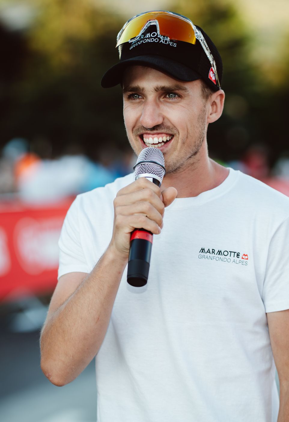 Portrait de Mathis Charneux, micro à la main, sourire