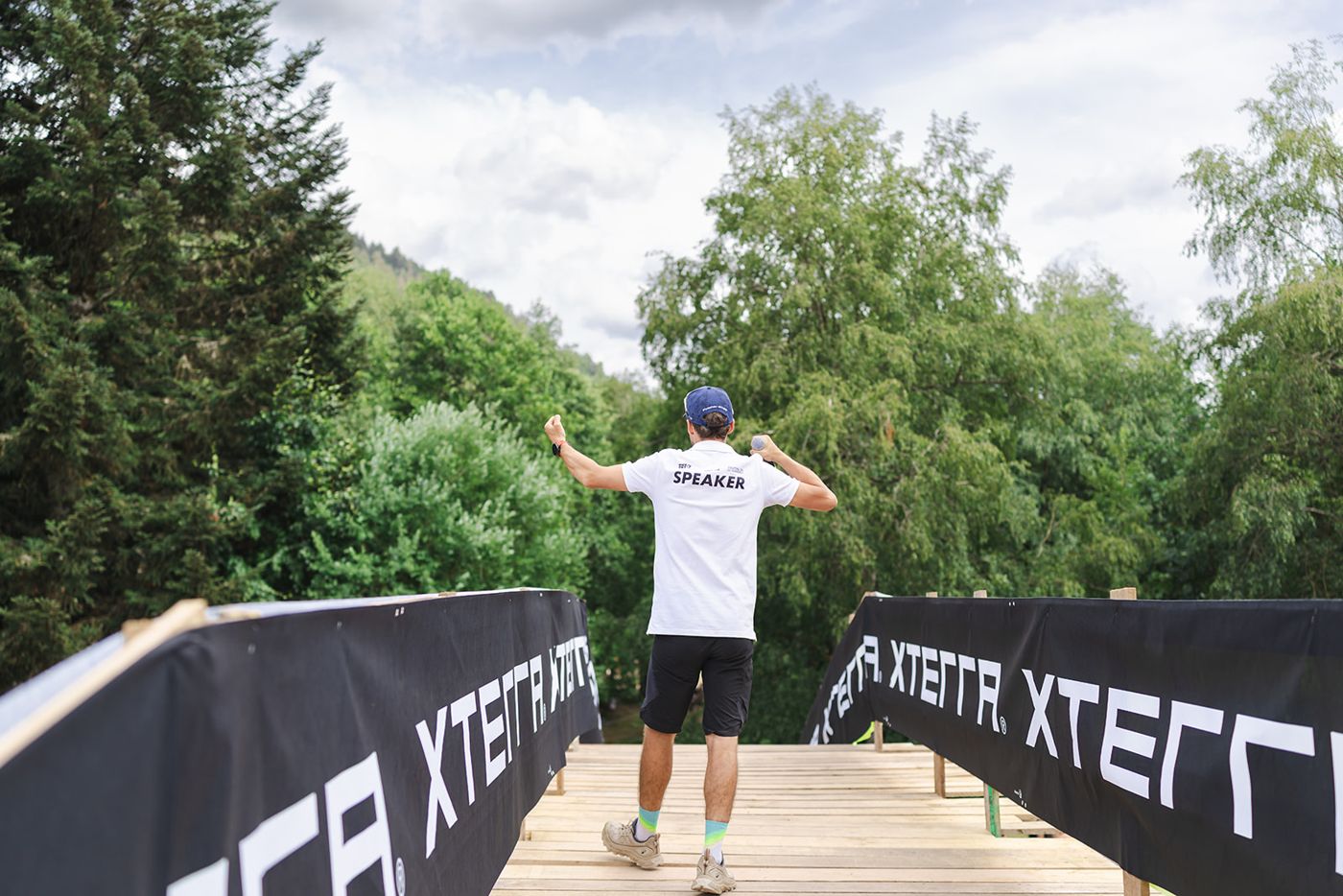 Mathis sous l’arche d’arrivée de l’XTERRA France