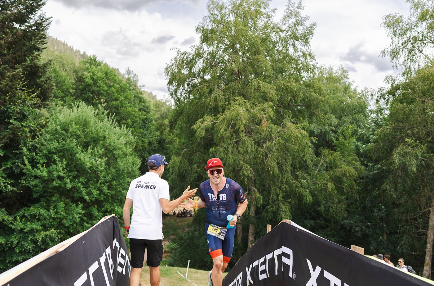 Deux finishers franchissent l’arche XTERRA