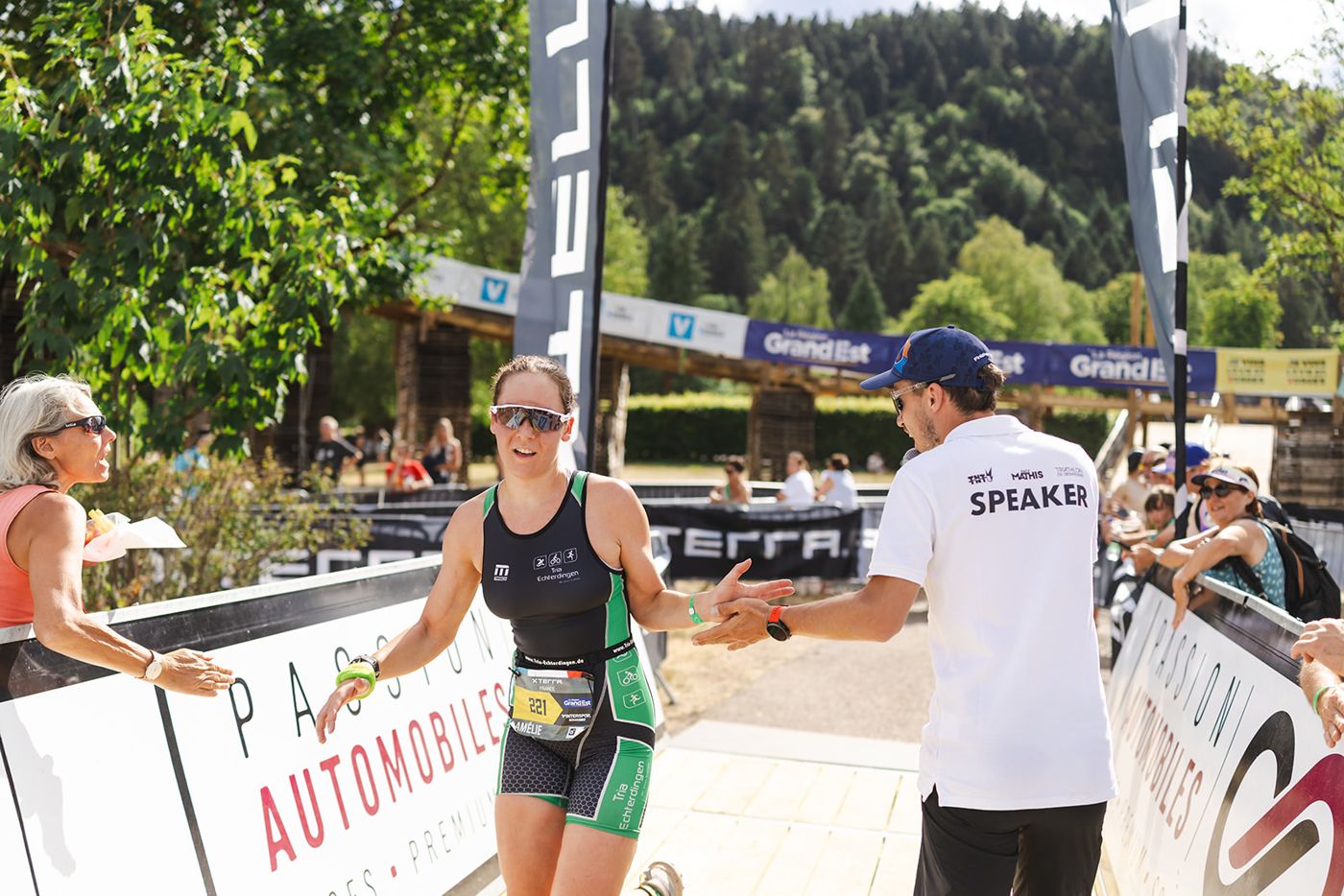 Une finisher franchit l’arche sous les encouragements