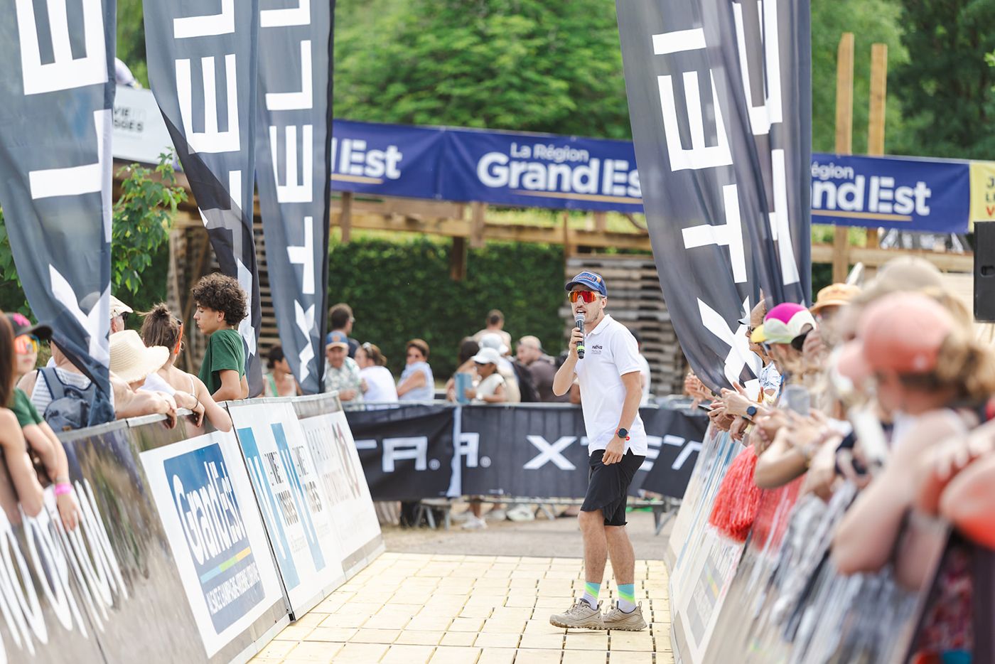 Un finisher court vers l’arche sous les encouragements