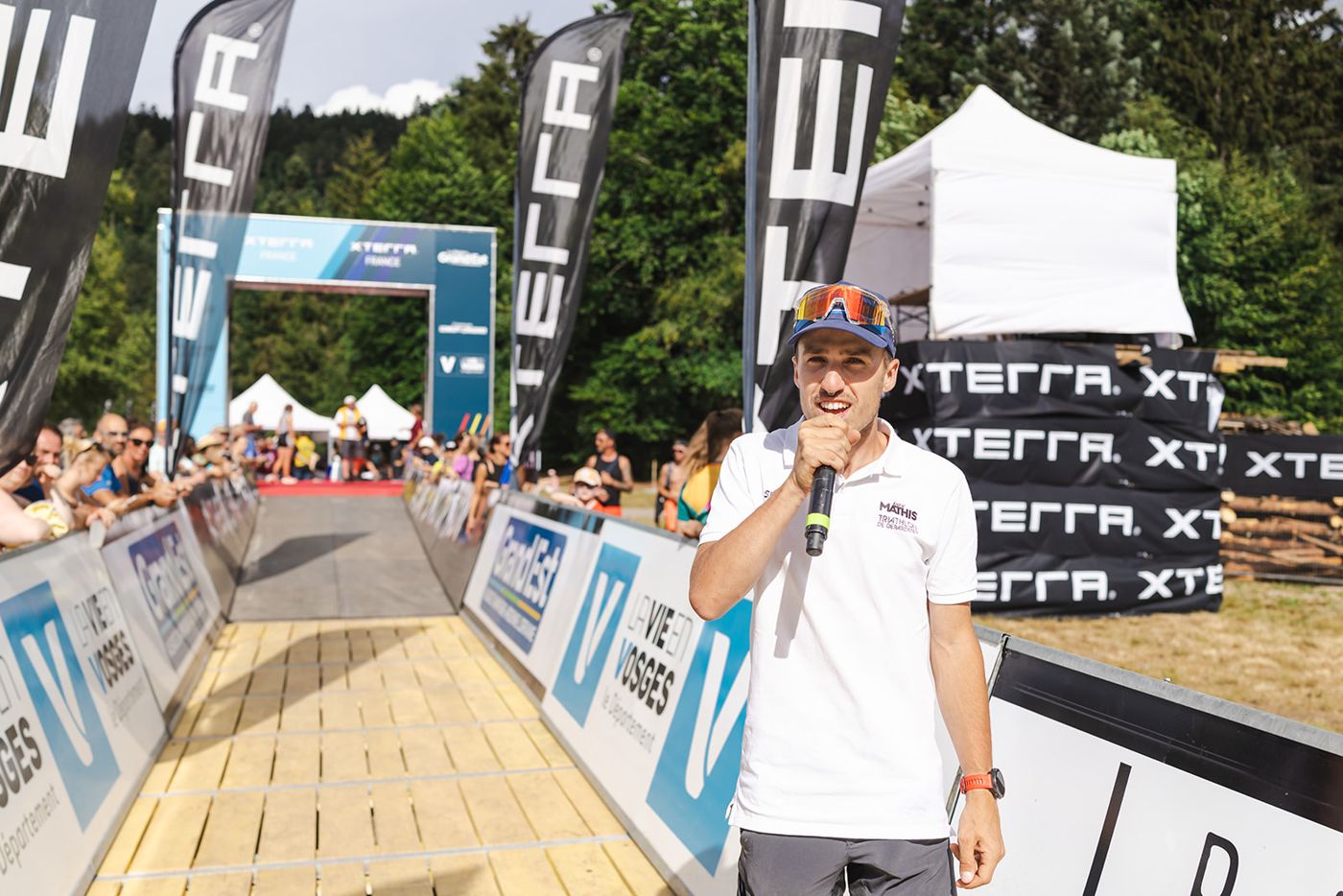 Mathis au micro à l’arrivée de l’XTERRA France