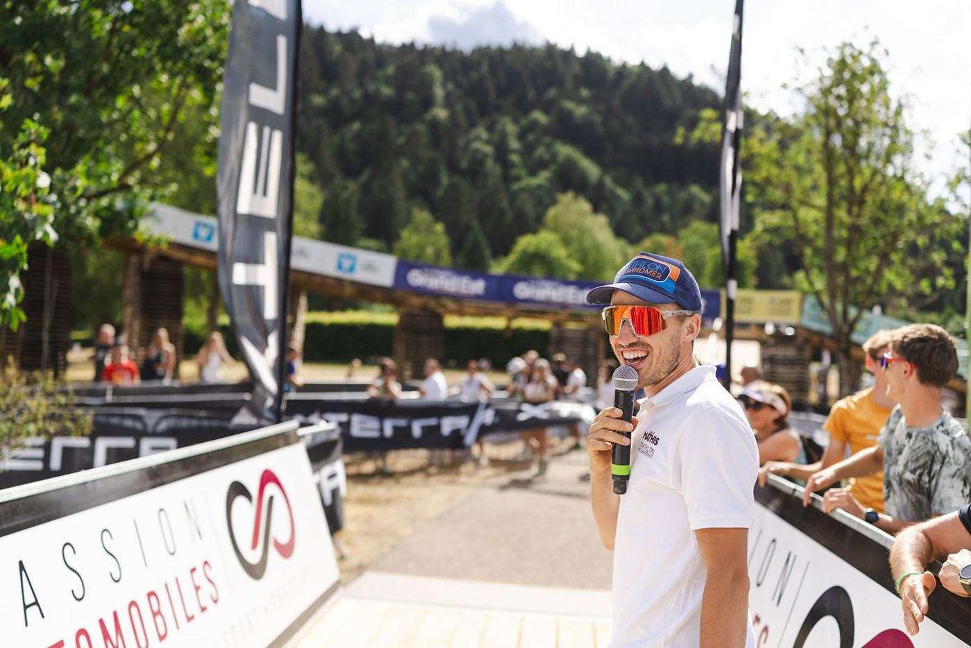 Mathis salue le public depuis le ponton