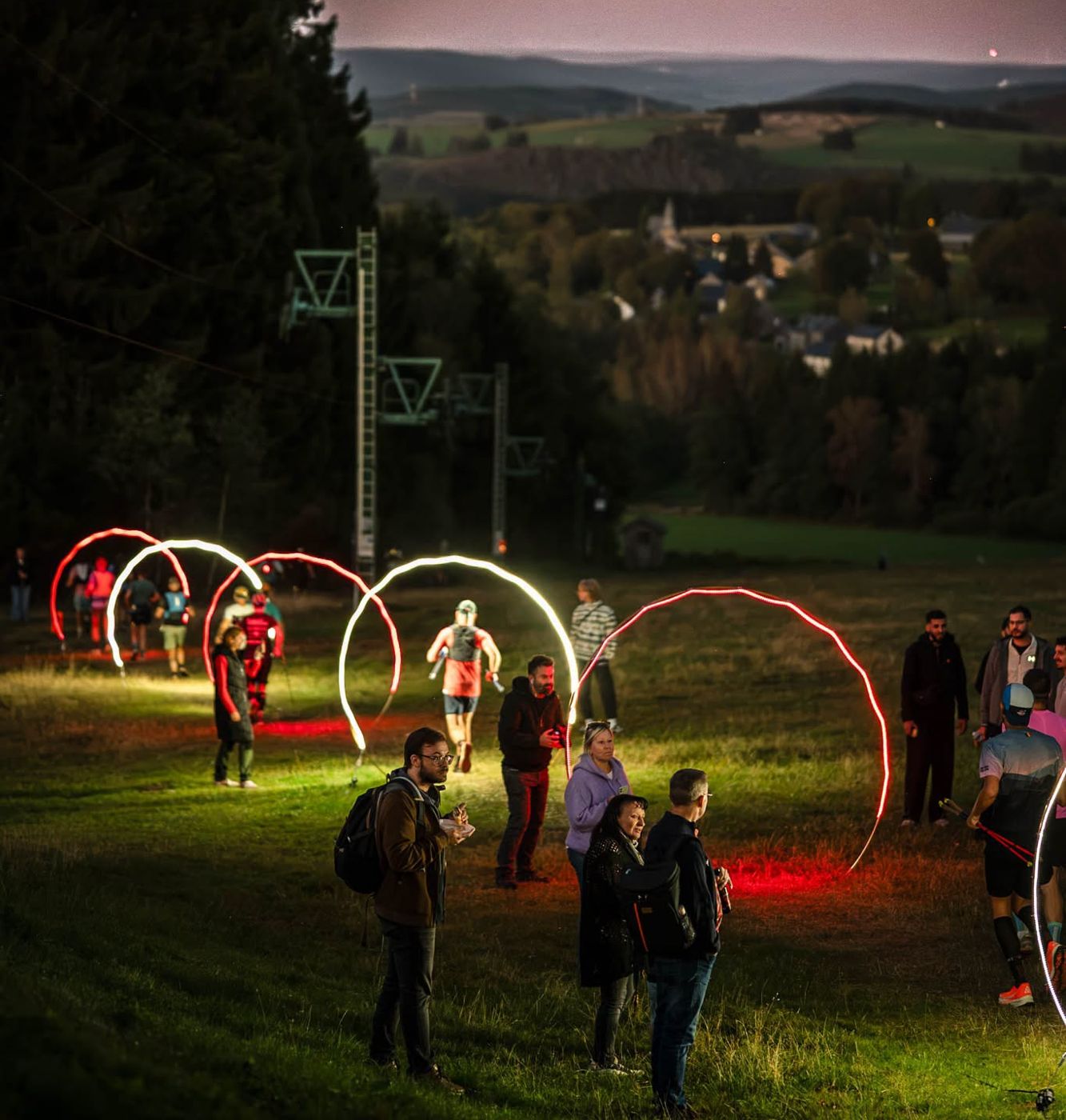 Arrivée nocturne du GTLC sous les arches lumineuses
