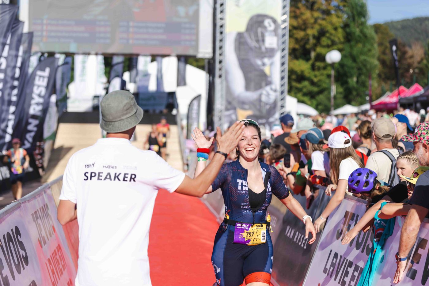 Arrivée du Triathlon de Gérardmer, Mathis tape dans la main d’une finisher