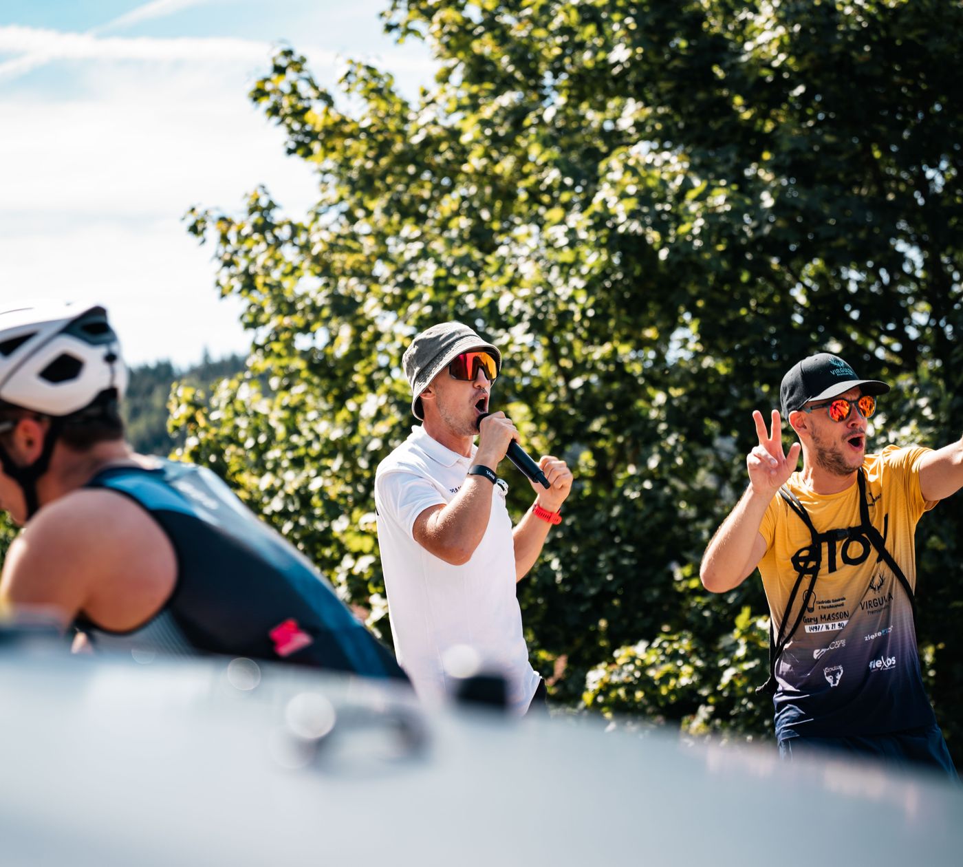 Mathis au micro dans la Côte de la Rayée, cyclistes en arrière-plan
