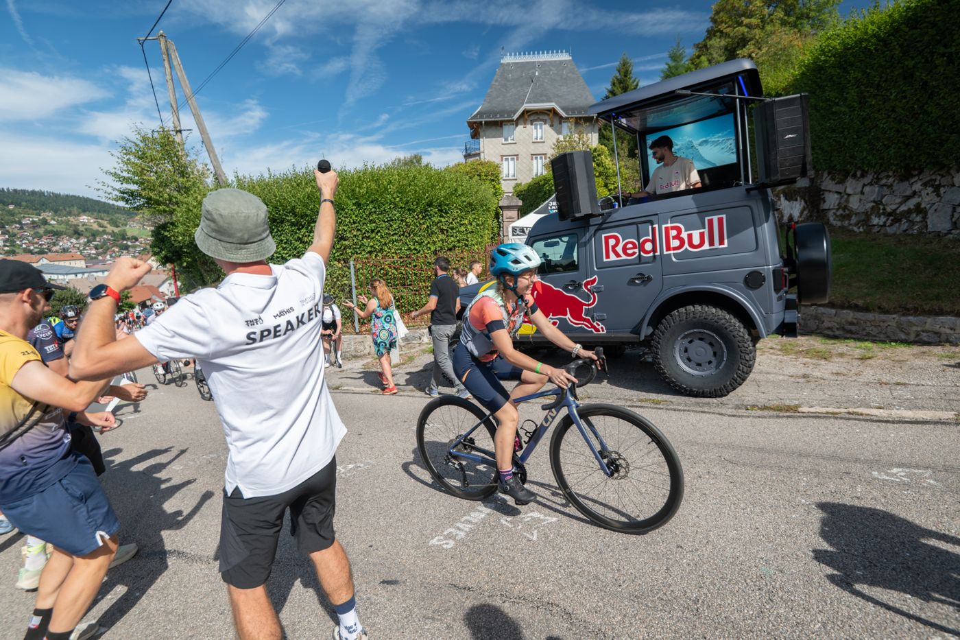Mathis encourage un cycliste dans la Côte de la Rayée