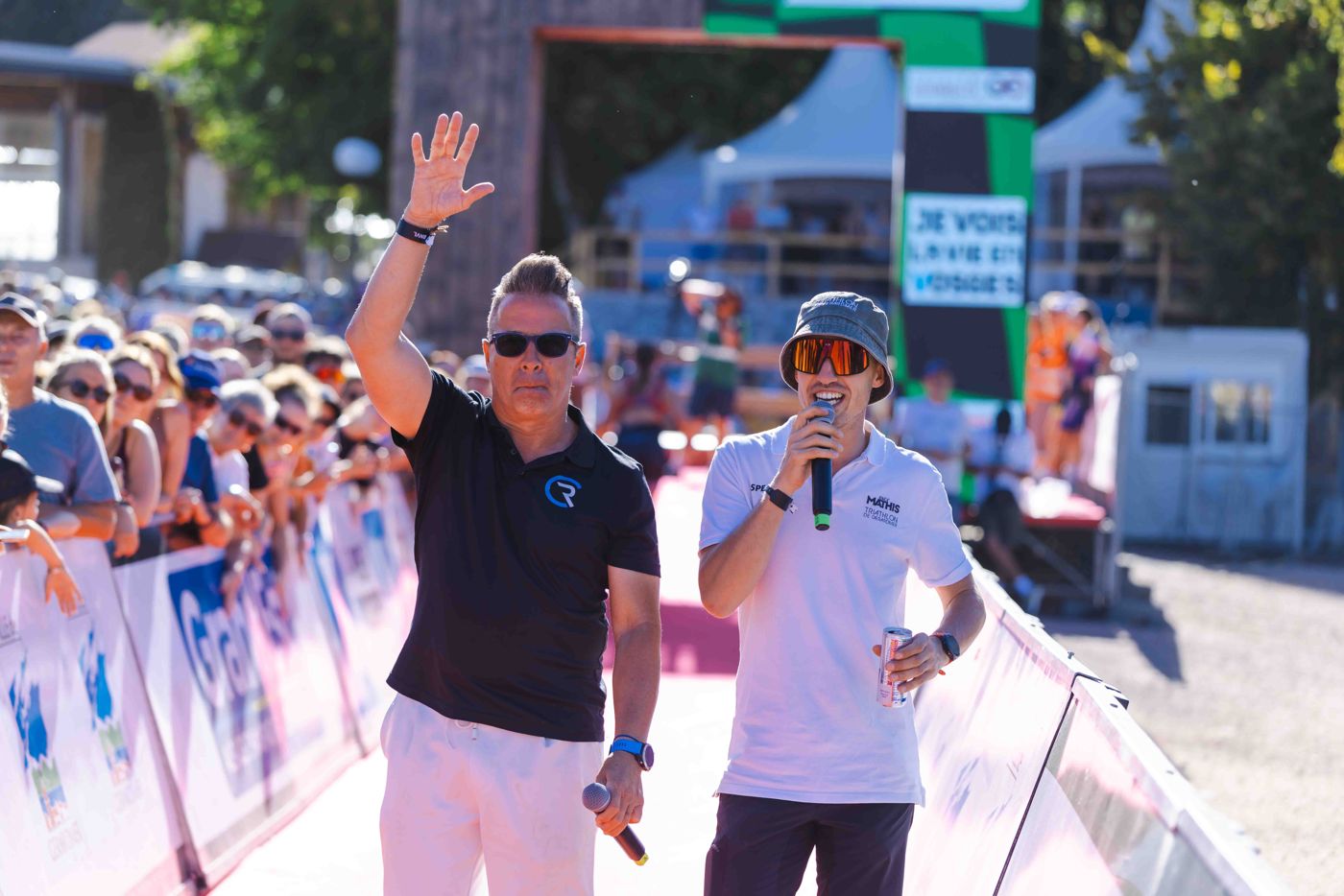 L’équipe des speakers du Triathlon de Gérardmer sur la ligne d’arrivée
