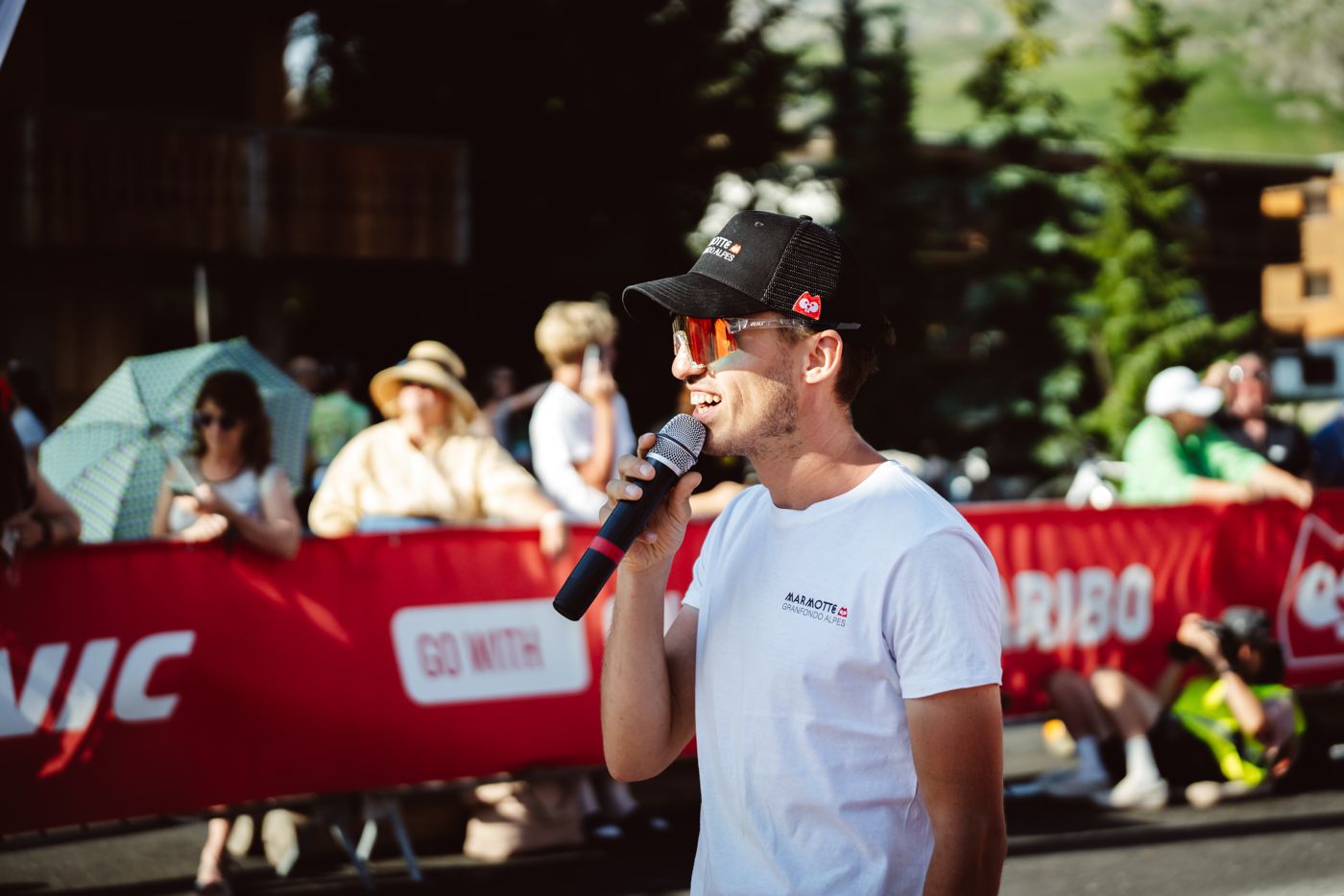 Mathis au micro à l’arrivée de la Marmotte Granfondo Alpes